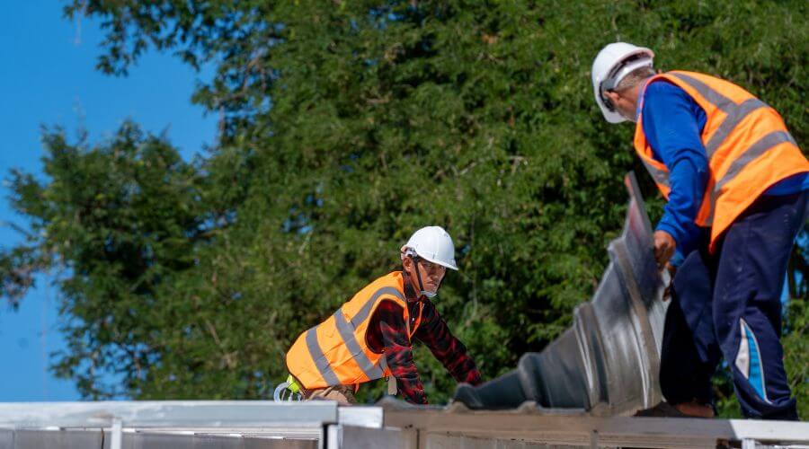 Professional gutter cleaning in Dickerson, MD